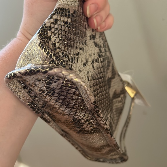 HOBO Metallic Snake Print crossbody/shoulder/wristlet NWT plus Dust bag!! - Picture 8 of 16